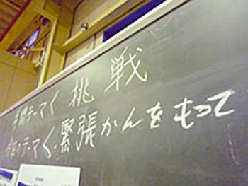 工場内で金属加工設備と製品棚が並ぶ広い作業空間