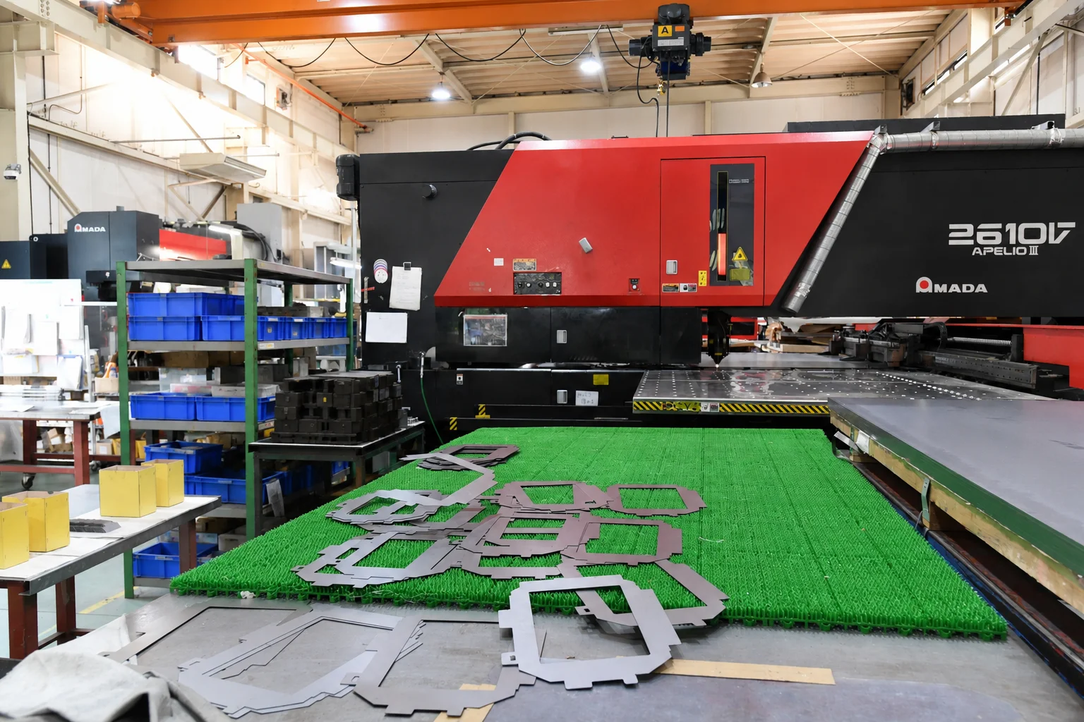 多能工として活躍する社員の作業風景